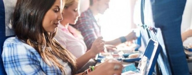 Makanan dan Minuman Selama di Pesawat yang Baik Dikonsumsi